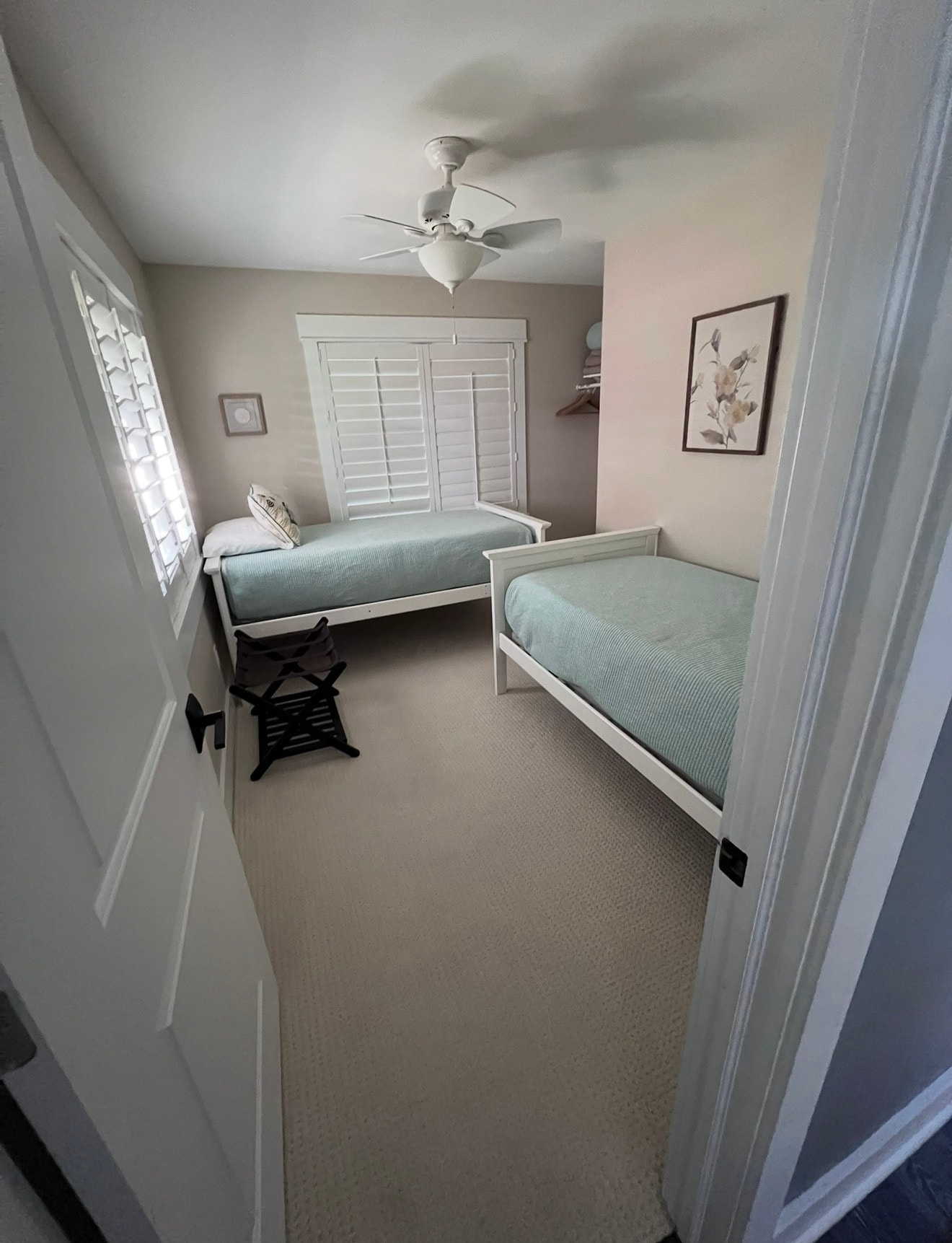 Guest bedroom 3 with two twin beds on the Elm Street side